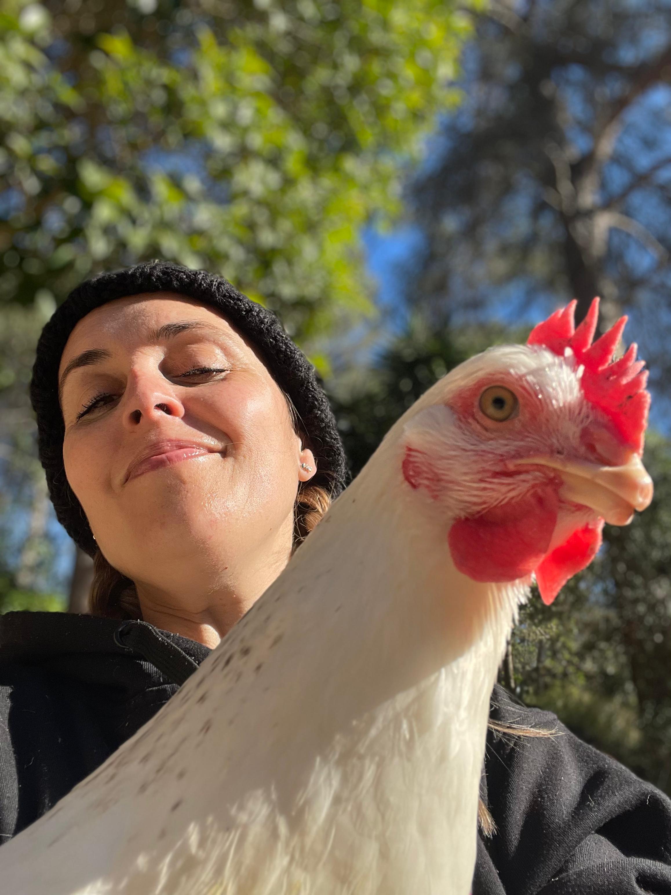 Raquel con una de las gallinas del santuario